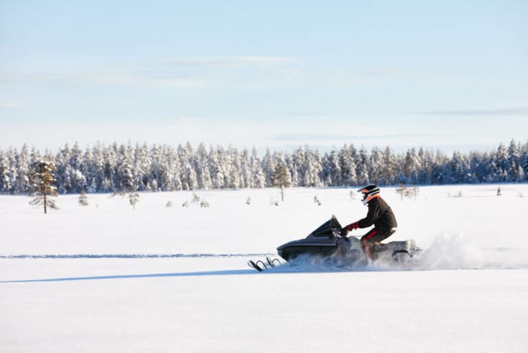 Aventure en motoneige et pêche sur glace avec déjeuner