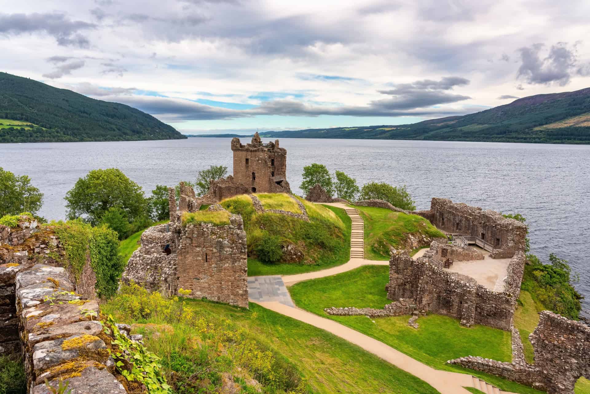 chateau urquart loch ness