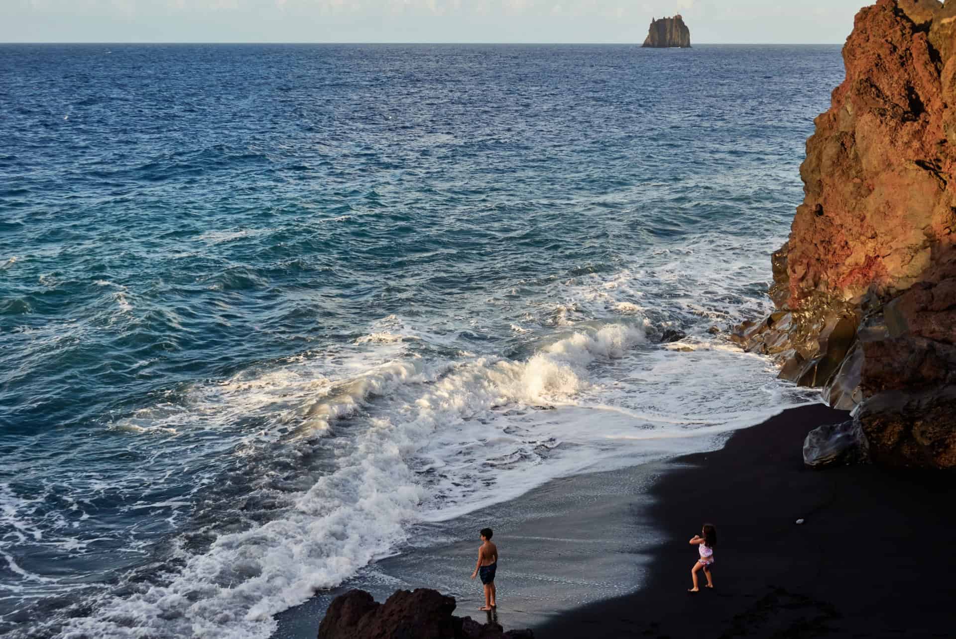 plage de sable noir stromboli