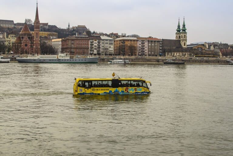 Visite en bus flottant, sur terre et sur l'eau