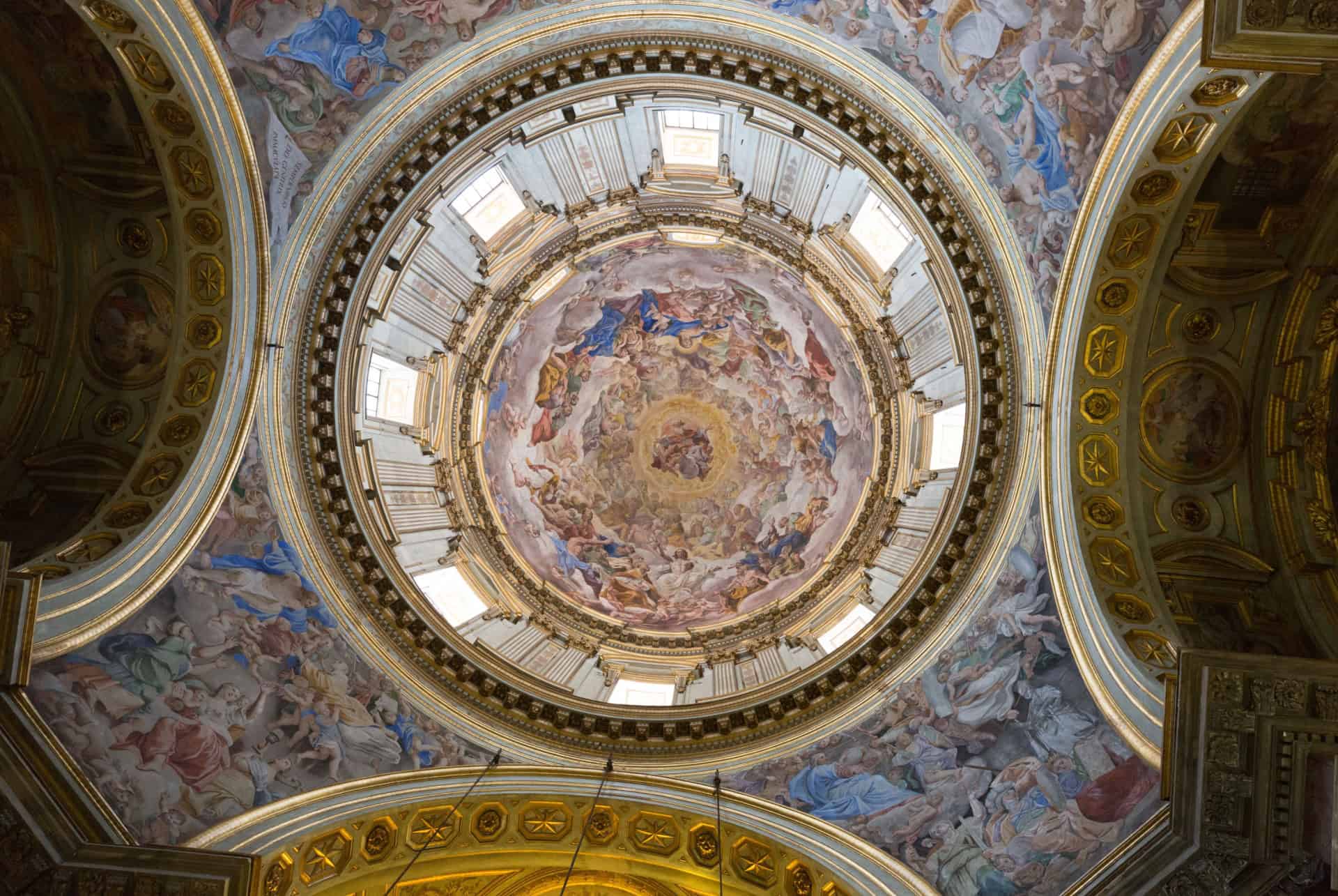 interieur duomo di napoli