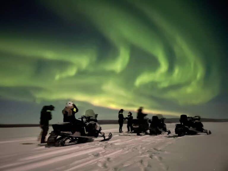 Visite guidée en motoneige et chasse aux aurores boréales depuis Kiruna