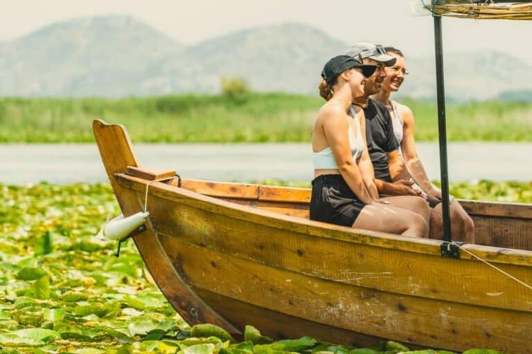 Visite guidée en bateau panoramique jusqu'au monastère de Kom