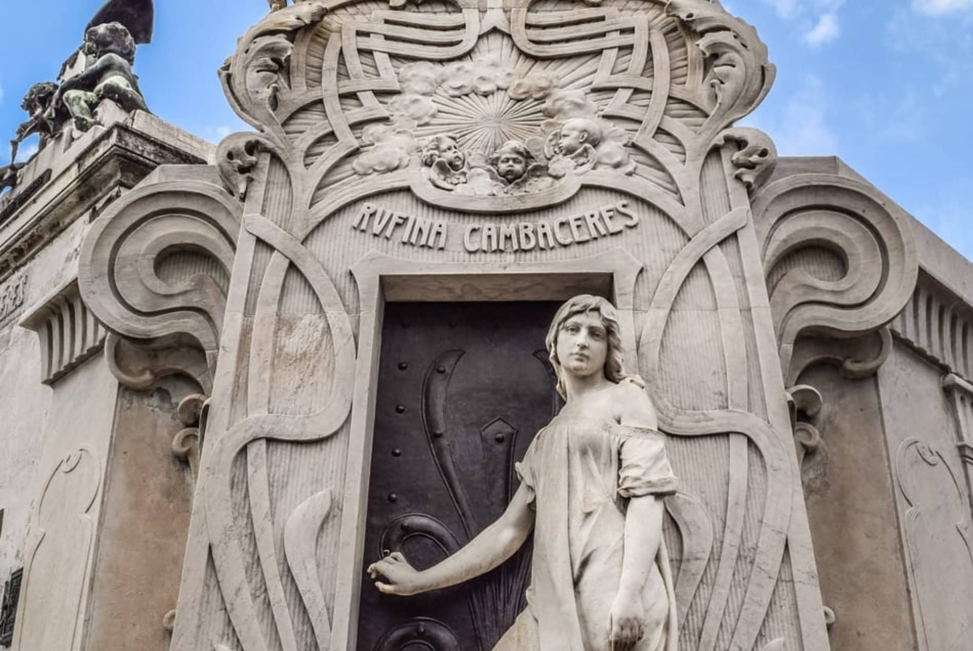 statue dans le cimetiere de la recoleta