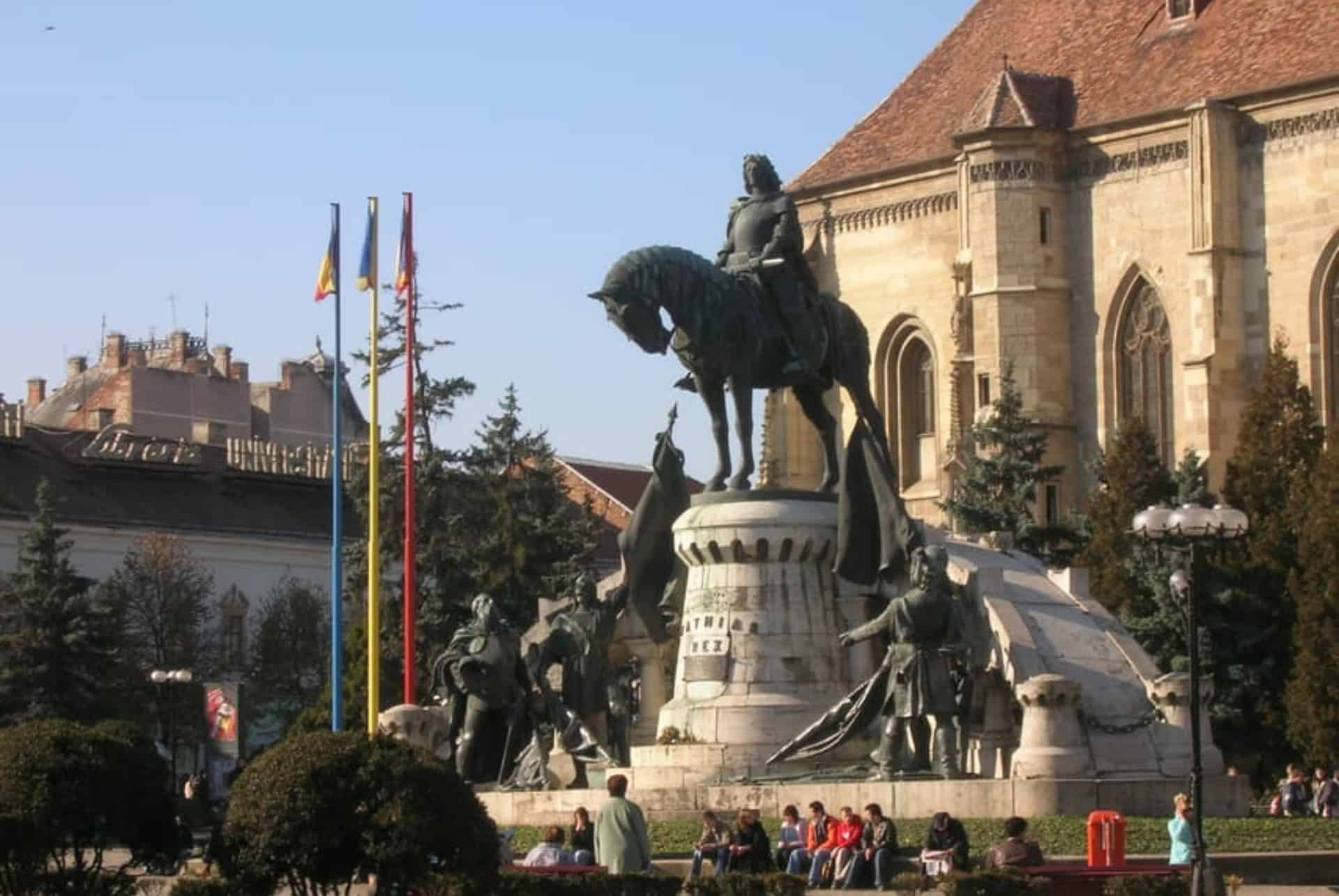 statue sur la place piata unirii