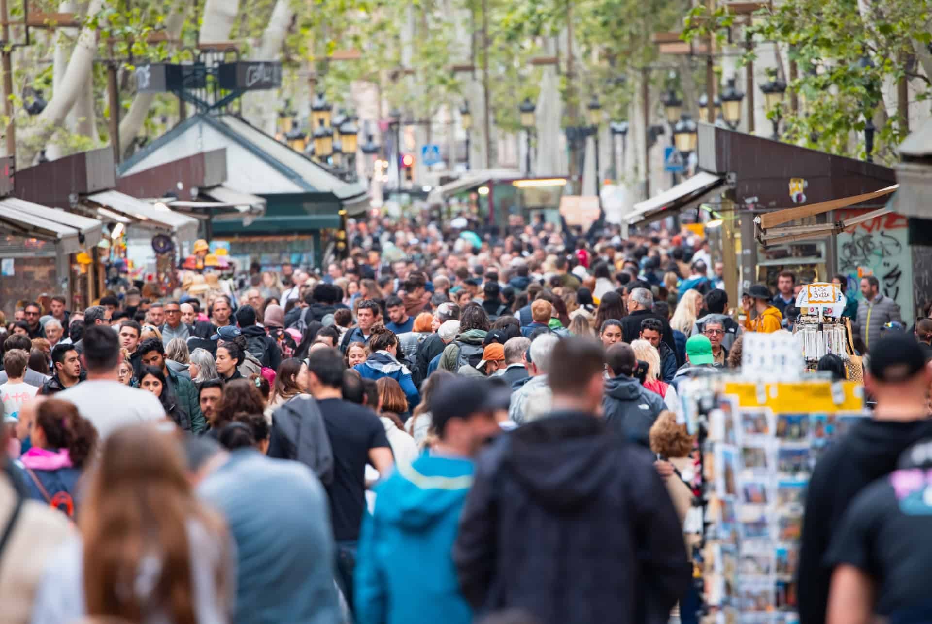 touristes à la rambla de barcelona