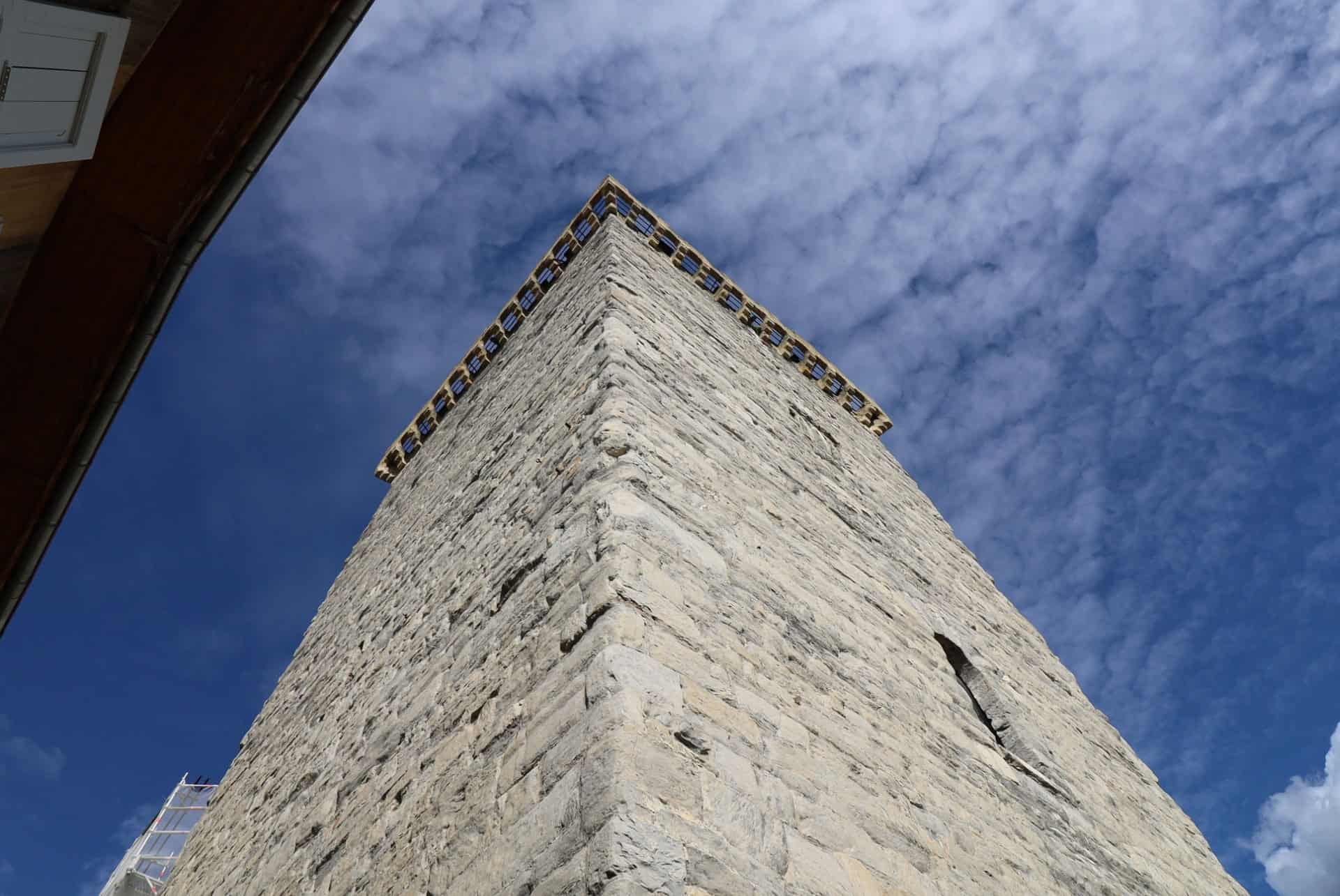 la tour brune à embrun