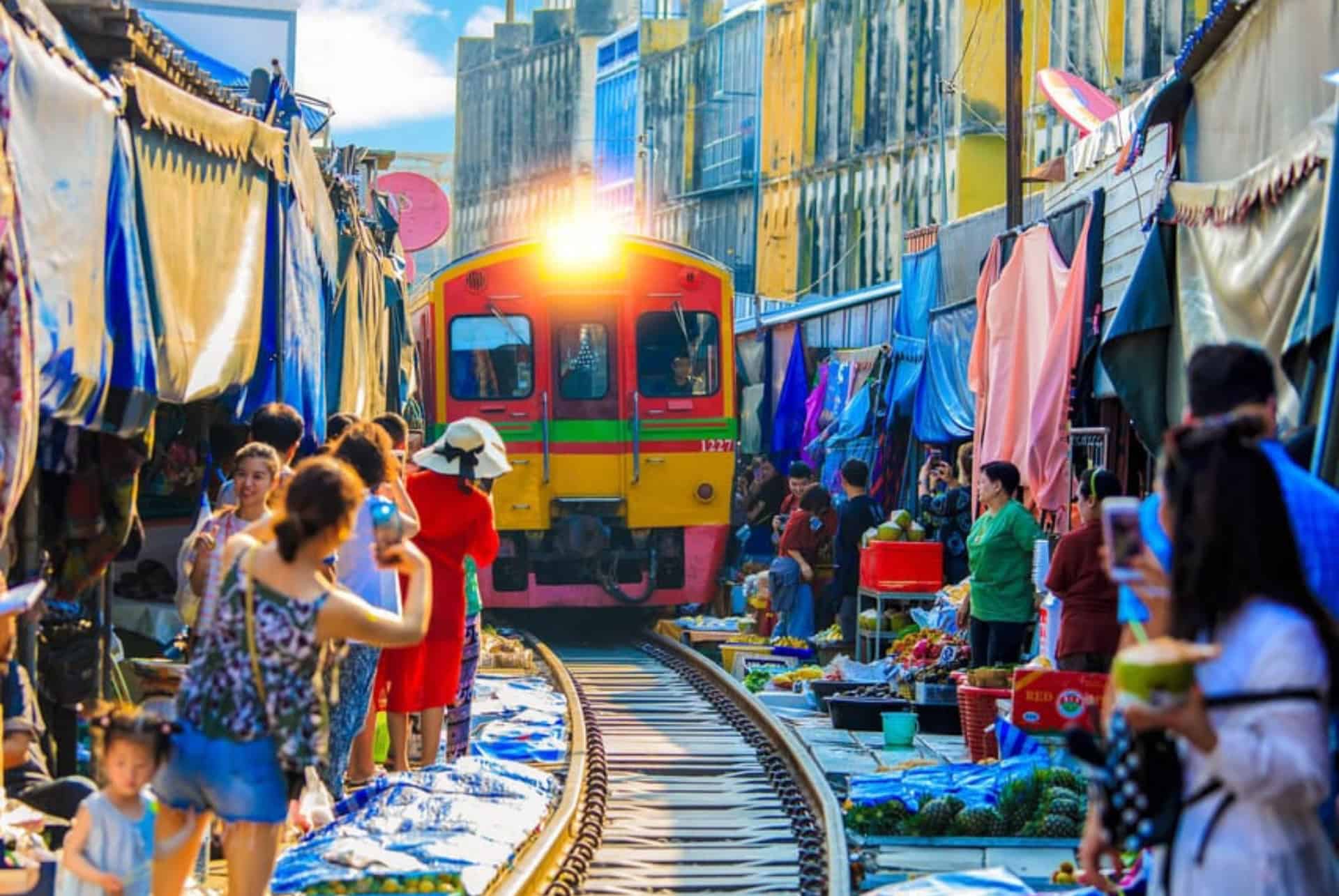 marché ferroviaire de Maeklong