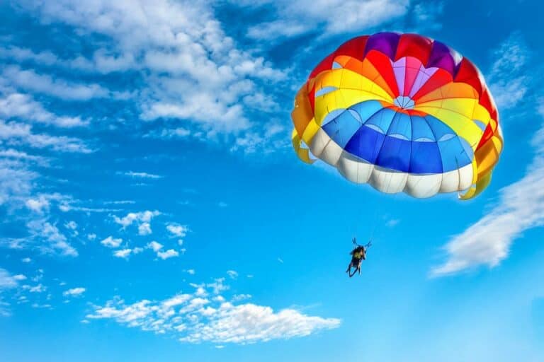 Parachute ascensionnel au-dessus de Cabbage Beach