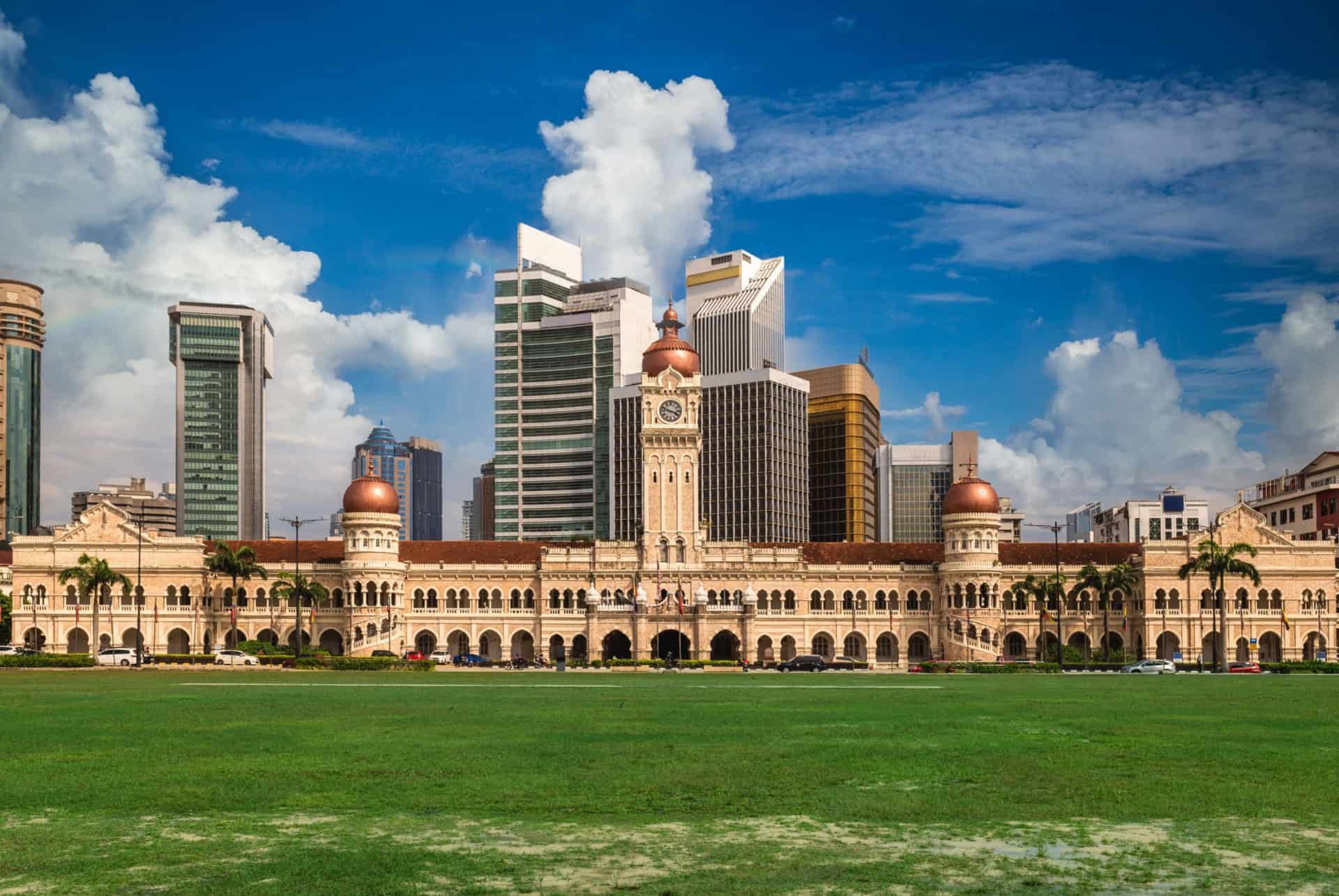 vue sur edifice sultan abdul samad depuis place independance